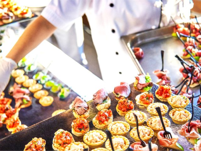 Cómo elegir el mejor catering internacional Benidorm: guía completa para eventos exitosos